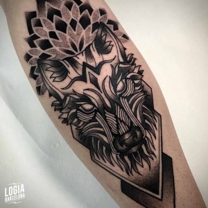 tatuaje_brazo_lobo_mandala_logiabarcelona_juan_chazsci